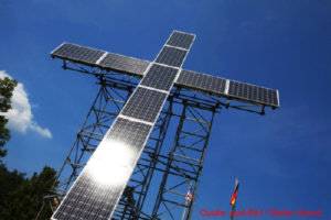 Solarzellen, die als Kreuz dargestellt sind