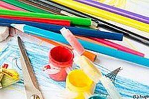 Buntstifte und Schere