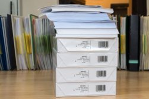 Papierstapel auf einem Tisch